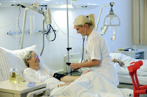 Mitarbeiterin der Pflege am Krankenbett, C: Krankenhaus d. Barmherzigen Brüder Eisenstadt/M. Horvath